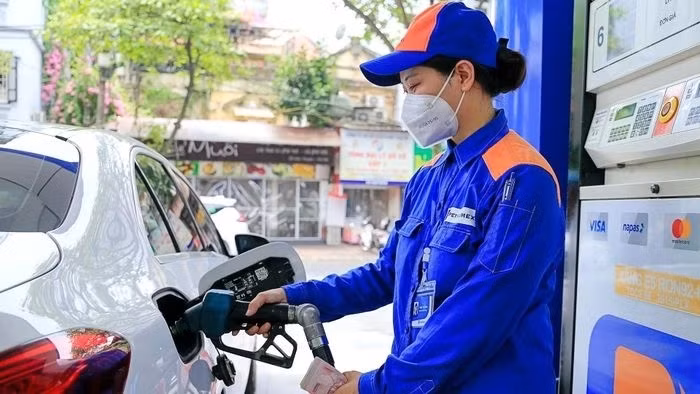 Giam lan thu hai lien tiep, gia xang RON 95 thap nhat 5 nam
