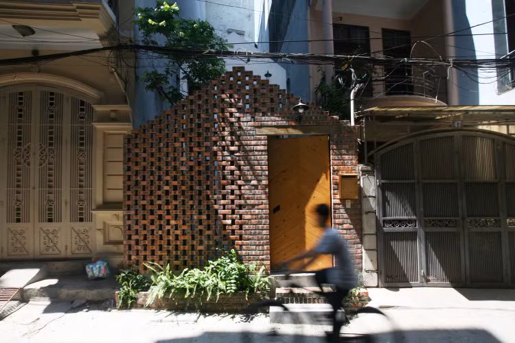 Ngoi nha gian di ngap nang gio dep ngo ngang giua Ha Noi