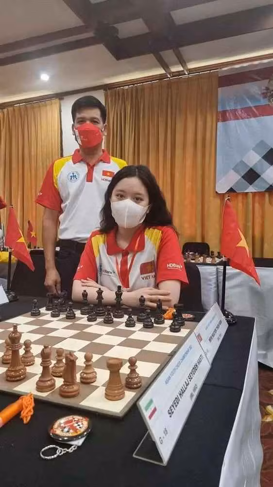 Để hỗ trợ con gái luyện tập và thi đấu, anh Công đã tự mày mò học cờ vua và đã trở thành trọng tài có chứng nhận quốc tế.