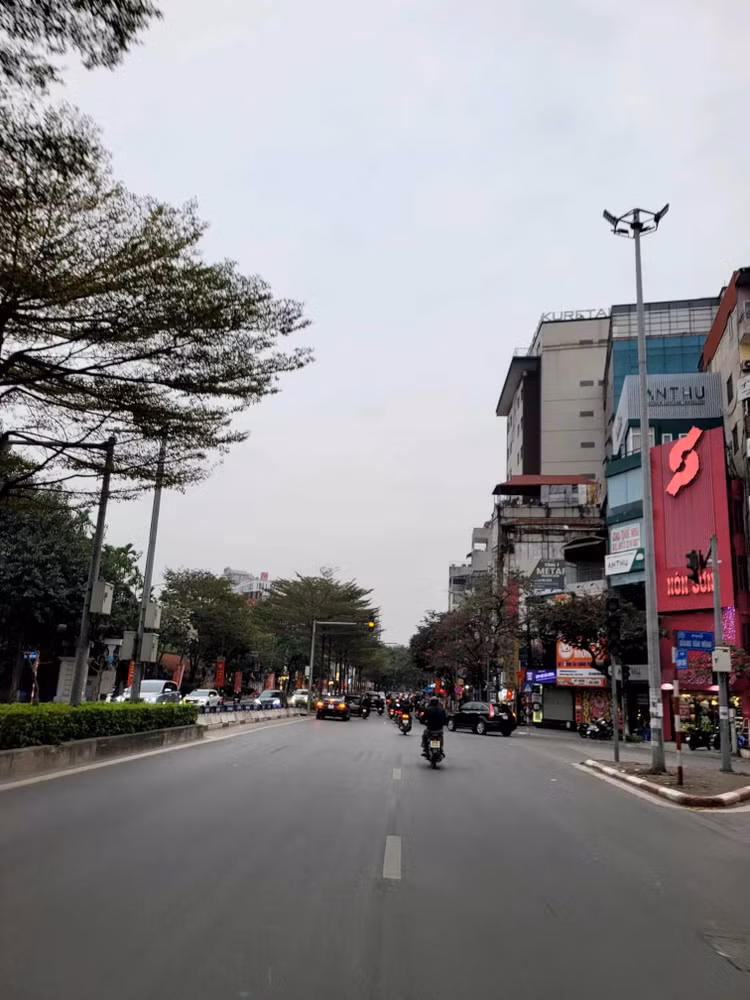 Sang 30 Tet, Ha Noi cham rai, binh yen den la-Hinh-6