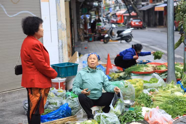 Ha Noi: Cho mo cua som ngay mung 2 Tet Giap Thin-Hinh-7
