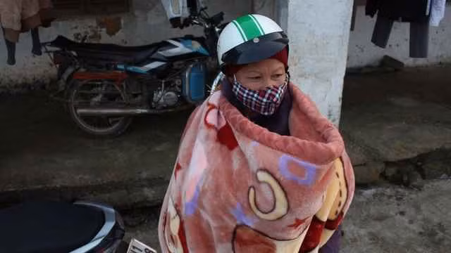 Troi ret muon kieu cuon chan di xe may gay tranh cai-Hinh-9