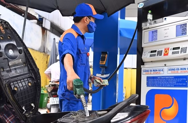 Giá xăng giảm lần thứ 4 liên tiếp Gia xang giam lan thu 4 lien tiep