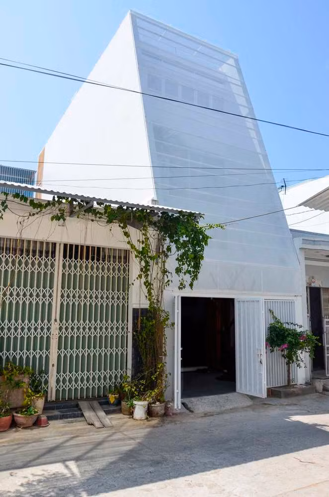 Nha trong hem lap lanh nhu chiec den long o Nha Trang
