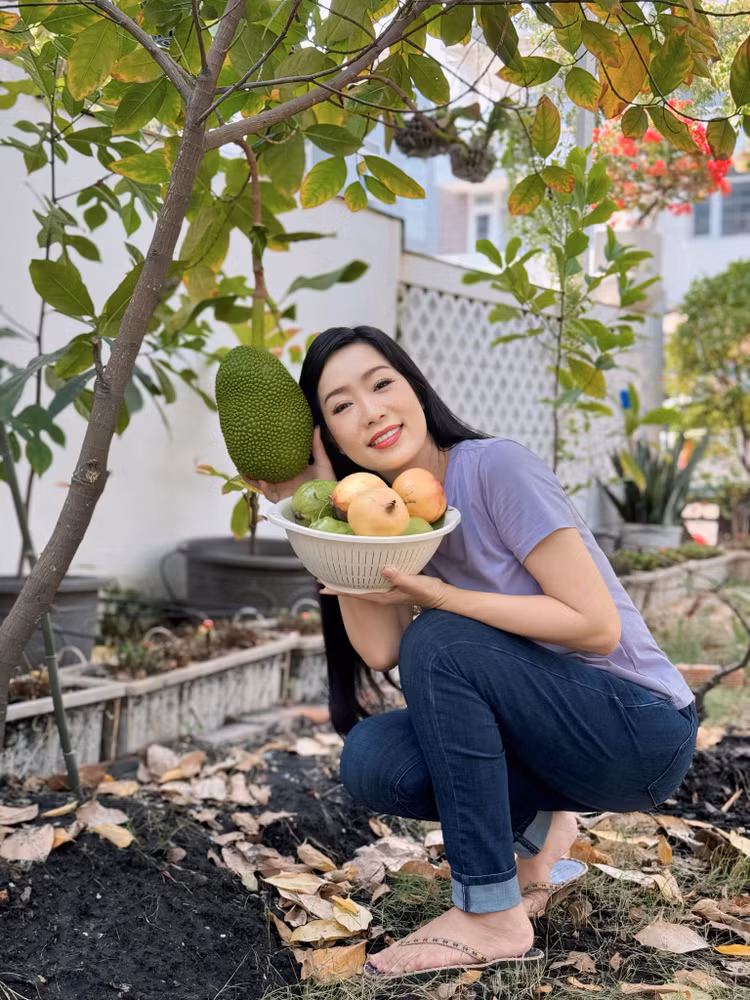 Toan canh biet thu ngap tran cay trai cua NSND Trinh Kim Chi-Hinh-6