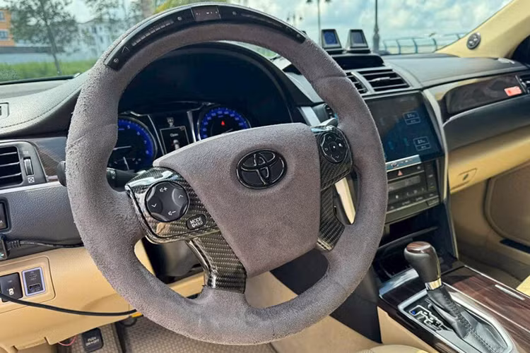 Toyota Camry 2018 dân chơi "độ khủng" rao bán 625 triệu đồng - Hình 6 Toyota Camry 2018 dan choi