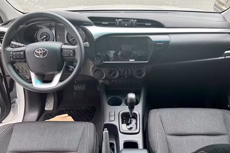 Can canh Toyota Hilux 2024 tu 668 trieu dong vua ra mat Viet Nam-Hinh-5