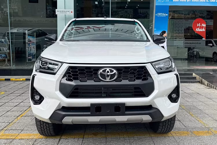 Can canh Toyota Hilux 2024 tu 668 trieu dong vua ra mat Viet Nam-Hinh-3