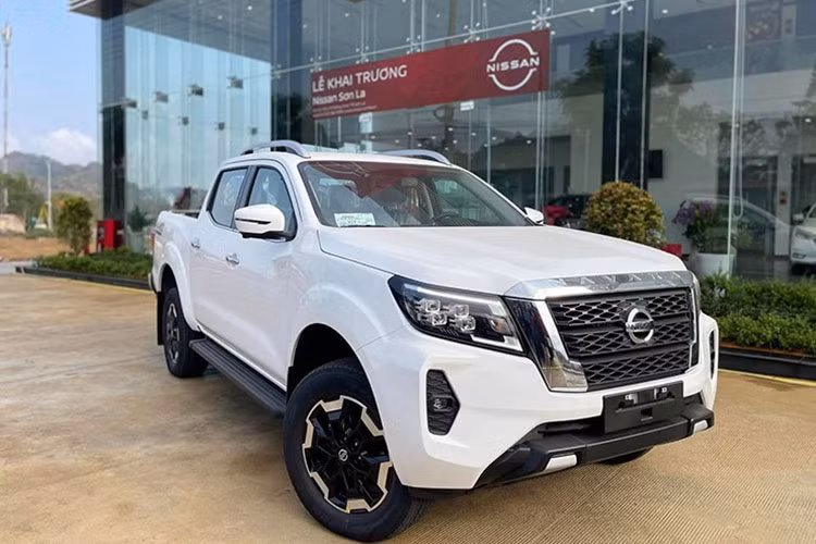Nissan Navara giảm tới 80 triệu đồng "đua" doanh số Ford Ranger Nissan Navara giam toi 80 trieu dong
