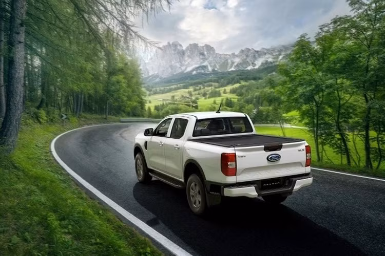 Ford Viet Nam cap nhat Ranger XLS+, gia ban 733 trieu dong-Hinh-2