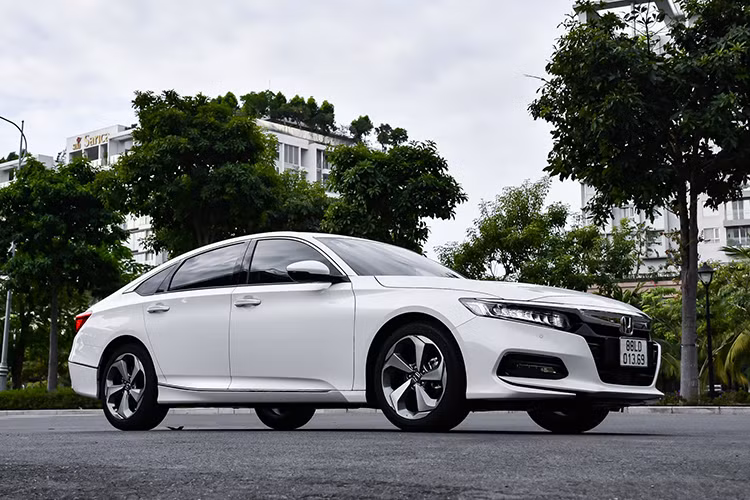 Gia xe Honda Accord cham day voi muc giam ky luc 220 trieu dong