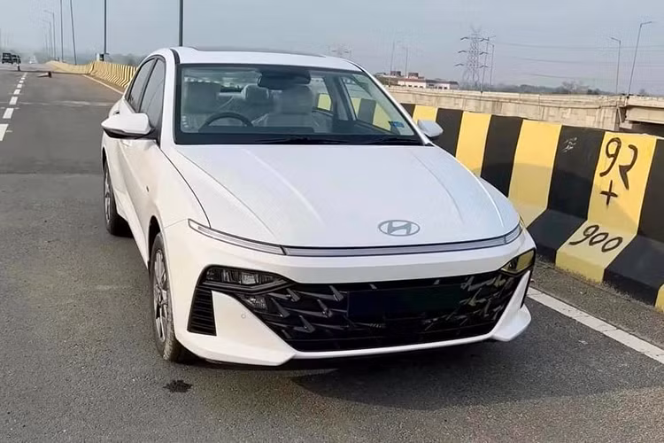 Hyundai Accent thế hệ thứ 5 ra mắt tại Việt Nam từ tháng 4/2018. Phiên bản Accent hiện đang bán tại nước ta là bản facelift, vốn đã ra mắt từ 2021. Chính vì thế, sau khi ra mắt thế hệ mới vào giữa năm 2023, Accent mới được kỳ vọng sẽ thay đổi vị thế của mình ngay trong năm 2024.