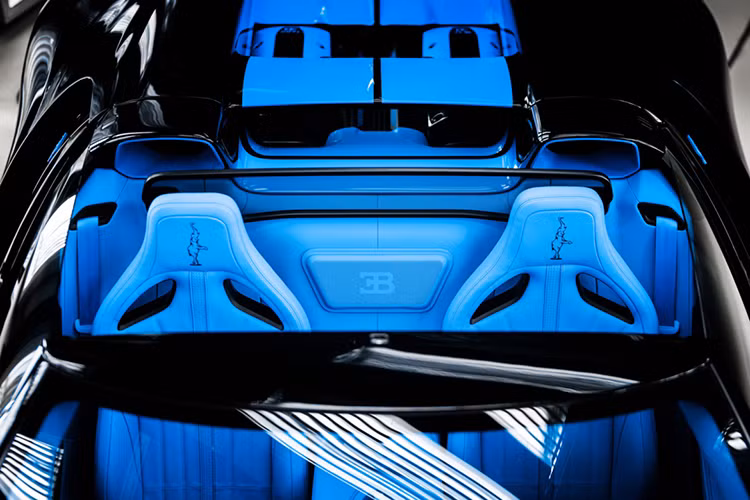 Cặp Bugatti W16 Mistral hơn 250 tỷ đồng đầu tiên đã có chủ nhân - Hình 9 Cap Bugatti W16 Mistral hon 250 ty dong dau tien da co chu nhan-Hinh-9