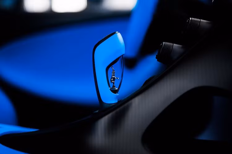 Cặp Bugatti W16 Mistral hơn 250 tỷ đồng đầu tiên đã có chủ nhân - Hình 8 Cap Bugatti W16 Mistral hon 250 ty dong dau tien da co chu nhan-Hinh-8