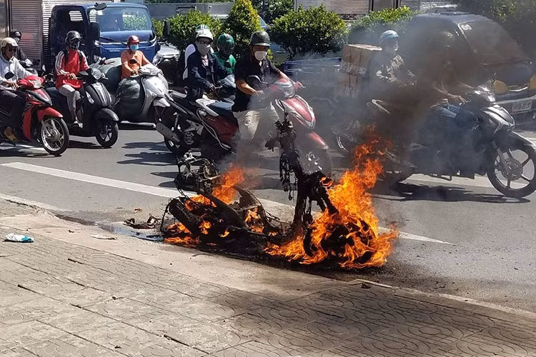 Cháy ôtô, xe máy mùa nắng nóng và các biện pháp phòng ngừa - Hình 2 Chay oto, xe may mua nang nong va cac bien phap phong ngua-Hinh-2