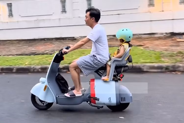 Xe máy điện DoinNext VO Mẫu xe 2 bánh có giá rẻ nhất trong bộ sưu tập của Cường Đô la là chiếc xe máy điện DoinNext VO có giá trên dưới 20 triệu đồng. Có xuất xứ từ Trung Quốc, xe máy điện DoinNext VO của Cường Đô la sở hữu được hoàn thiện khá tốt.