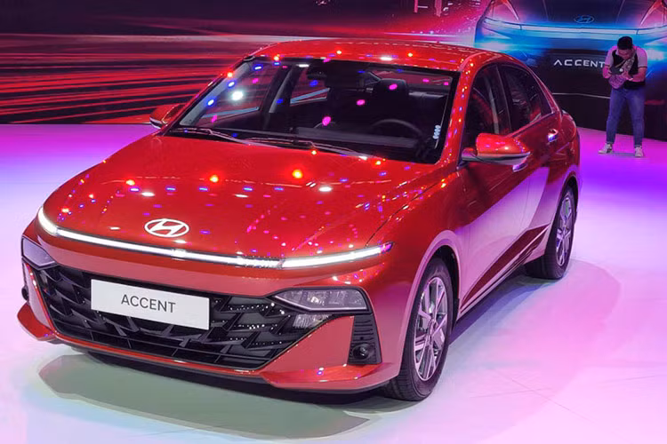 "Soi" top ôtô bán chạy nhất Việt Nam tháng 10/2024 - Hình 8 8. Hyundai Accent: 1.425 xe Mẫu sedan của Hyundai đạt doanh số trong tháng 10 là 1.425 xe, tăng 10,4% so với tháng trước (1.290 xe). Tổng cộng 10 tháng của năm 2024, có 9.625 xe Hyundai Accent được bán ra thị trường. Mẫu Hyundai Accent 2024 thế hệ mới vừa được Liên doanh ôtô Hyundai Thành Công ra mắt vào cuối tháng 5 vừa qua với 4 phiên bản, trang bị động cơ Smartstream 1.5L. Trong đó, bản số sàn giá 439 triệu đồng.