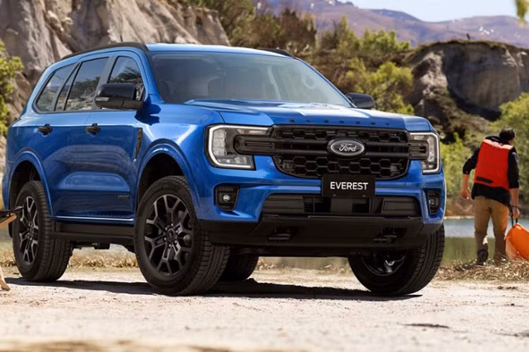 "Soi" top ôtô bán chạy nhất Việt Nam tháng 10/2024 - Hình 10 10. Ford Everest: 1.281 xe Doanh số bán Ford Everest trong tháng 10/2024 đạt 1.281 xe, tăng 35% so với tháng trước (948 xe). Kết quả này giúp Everest góp măt trong top 10 ô tô bán chạy nhất tháng cùng với Ranger. Xe được phân phối 5 phiên bản đi kèm mức giá 1,099 - 1,452 tỉ đồng. Mới đây, Everest bổ sung thêm bản Platinum, có giá 1,545 tỉ đồng. Cộng dồn 10 tháng của năm 2024, doanh số bán mẫu SUV 7 chỗ này đạt 8.434 xe.