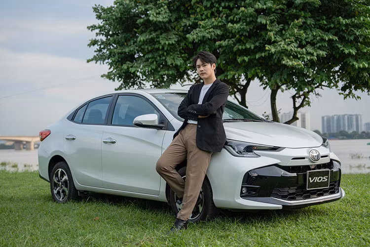 "Soi" top ôtô bán chạy nhất Việt Nam tháng 10/2024 - Hình 4 4. Toyota Vios: 1.757 xe Đến hết tháng 10/2024, Toyota Vios đã ghi nhận doanh số 1.757 xe, giảm nhẹ 5% so với tháng trước. Với kết quả này, Toyota Vios tụt 1 bậc xuống vị trí thứ 4 trong bảng xếp hạng. Tính lũy kế 10 tháng đầu năm, mẫu xe chủ lực của Toyota đã đạt 10.569 xe bán ra và tiếp tục duy trì vị trí dẫn đầu trong phân khúc sedan cỡ B. Toyota Vios hiện đang được hãng xe Nhật Bản lắp ráp trong nước, có giá 458 - 545 triệu đồng.