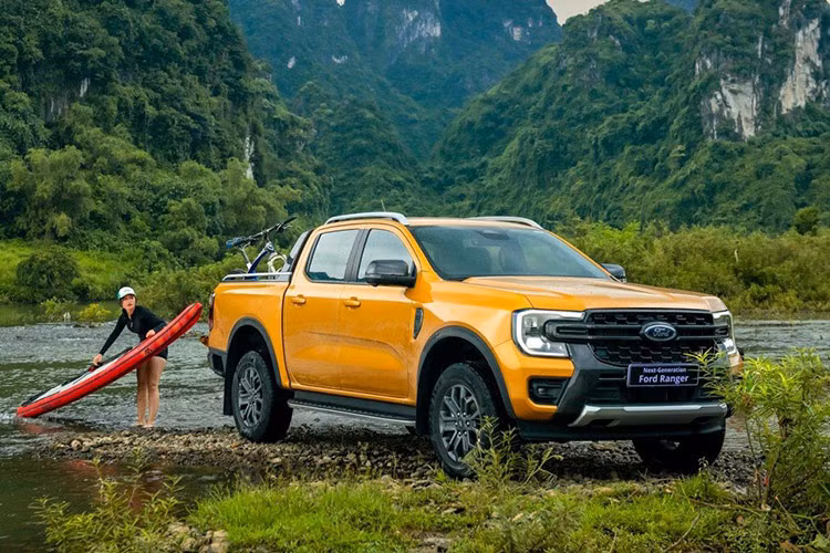 "Soi" top ôtô bán chạy nhất Việt Nam tháng 10/2024 - Hình 3 3. Ford Ranger: 1.881 xe Tháng 10 vừa qua, doanh số Ford Ranger bán được 1.881 xe, tăng mạnh tới 27,6% so với tháng trước. Cộng dồn từ 10 tháng của năm 2024, Ford Ranger bán ra 13.647 xe. Ford Ranger hiện có các phiên bản XL, XLS, XLT, Wildtrak, Stormtrak và mẫu đặc biệt nhập khẩu từ Thái Lan là Raptor. Giá bán xe dao động từ 659 triệu đến 1,299 tỷ đồng.