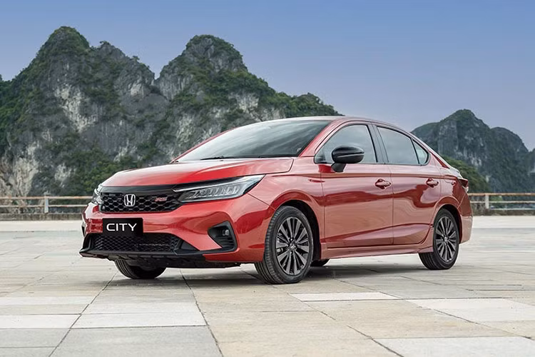 "Soi" top ôtô bán chạy nhất Việt Nam tháng 10/2024 - Hình 5 5. Honda City: 1.670 xe Trong tháng 10 vừa qua, Honda City bán ra 1.670 xe, tăng 5% so với tháng trước (1.590 xe). Cộng dồn trong 10 tháng đầu năm, có tất cả 7.741 xe Honda City được bàn giao tới tay khách hàng. Honda City thế hệ hiện tại được giới thiệu tại Việt Nam từ tháng 12/2020 và đang bán trên thị trường với 3 phiên bản (G, L và RS), giá dao động từ 499-569 triệu đồng.