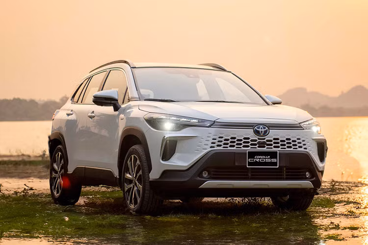 "Soi" top ôtô bán chạy nhất Việt Nam tháng 10/2024 - Hình 9 9. Toyota Corolla Cross: 1.402 xe Tháng 10 vừa qua, Toyota Corolla Cross tiếp tục trở lại cuộc đua ôtô bán chạy nhất Việt Nam với 1.402 xe bán ra, tăng mạnh tới 75% so với tháng trước (801 xe). Lũy kế từ đầu năm đến nay, Toyota Corolla Cross bán được 5.479 xe. Mẫu xe này đã được nâng cấp, cải tiến về thiết kế, trang bị. Corolla Cross 2024 là phiên bản nâng cấp đầu tiên của mẫu xe này sau 3 năm gia nhập thị trường Việt Nam.