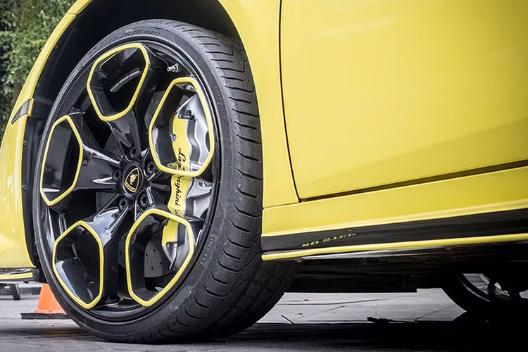 Lamborghini Huracan bien VIP 43A-56789 mat tich 2 nam 