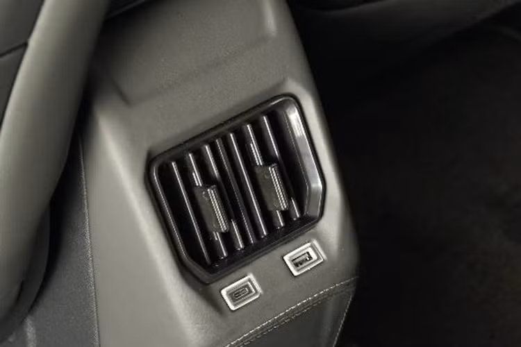 "Soi" cận cảnh Peugeot 2008 2025 từ 829 triệu đồng tại Việt Nam - Hình 10 Bên cạnh đó, các tính năng an toàn tiên tiến vẫn được duy trì để hỗ trợ người lái trong quá trình vận hành như: hỗ trợ giữ làn đường; cảnh báo điểm mù; phanh an toàn chủ động; nhắc nhở người lái tập trung. Đặc biệt nhận diện biển báo giới hạn tốc độ, cho phép người lái dễ dàng thiết lập tốc độ vào hệ thống điều khiển hành trình (Cruise Control) hoặc giới hạn tốc độ (Speed Limiter).
