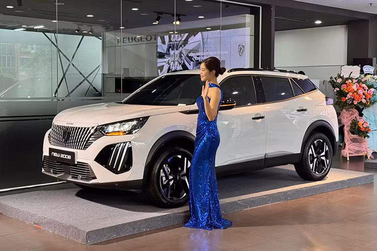 "Soi" cận cảnh Peugeot 2008 2025 từ 829 triệu đồng tại Việt Nam - Hình 11 Tính năng cảnh báo áp suất lốp cũng được nâng cấp, cho phép người dùng dễ dàng theo dõi thông số lốp thông qua ứng dụng trên điện thoại thông minh. New Peugeot 2008 bổ sung thêm 2 màu mới cho khách hàng lựa chọn, gồm Xám Selenium và Trắng Okenite.