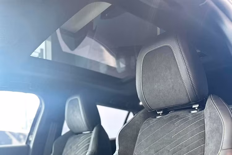 "Soi" cận cảnh Peugeot 2008 2025 từ 829 triệu đồng tại Việt Nam - Hình 9 Về khả năng vận hành, New Peugeot 2008 được trang bị động cơ 1.2L Turbo Puretech thế hệ mới, cho công suất 133 mã lực. Về tính năng an toàn, New Peugeot 2008 đã được bổ sung tính năng giả lập hình ảnh 360 độ, hỗ trợ quan sát toàn cảnh nhờ hệ thống camera trước và sau xe có độ phân giải cao.