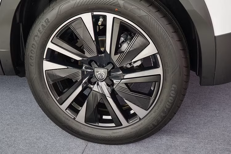 "Soi" cận cảnh Peugeot 2008 2025 từ 829 triệu đồng tại Việt Nam - Hình 5 Lưới tản nhiệt 3D mới, logo sư tử thế hệ mới cùng cụm đèn LED ban ngày phong cách "ba nanh vuốt" giúp phần đầu xe thêm phần sắc sảo. Hệ thống đèn hậu LED được thiết kế lại, kết hợp với bộ mâm mới có tạo hình bắt mắt hơn.