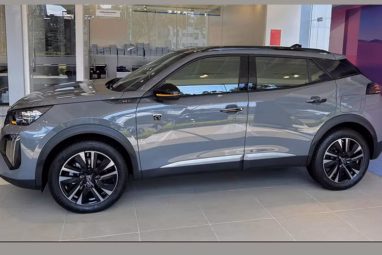 "Soi" cận cảnh Peugeot 2008 2025 từ 829 triệu đồng tại Việt Nam - Hình 2 Mức giá xe Peugeot 2008 2025 niêm yết chính hãng lần lượt là 829 triệu đồng và 899 triệu đồng, cao hơn đáng kể so với phiên bản tiền nhiệm. So với bản cũ, 2008 2025 có mức giá tăng đáng kể. Trước đây, phiên bản tiêu chuẩn của mẫu xe này có giá khởi điểm từ 789 triệu đồng.