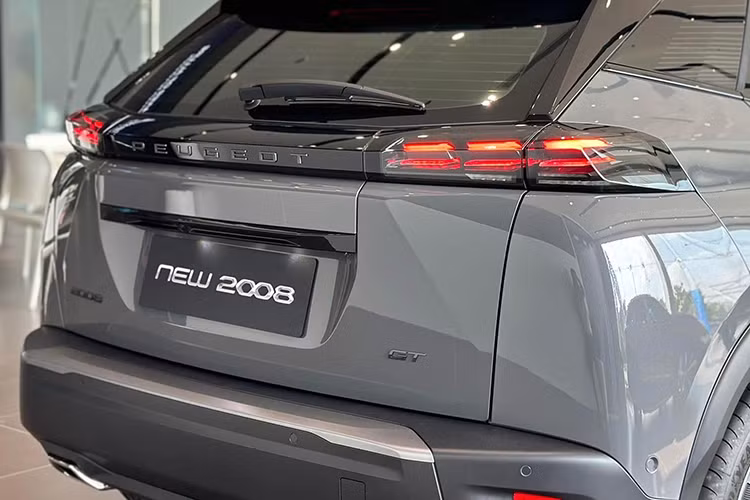 "Soi" cận cảnh Peugeot 2008 2025 từ 829 triệu đồng tại Việt Nam - Hình 4 Về thiết kế, Peugeot 2008 2025 tại Việt Nam không có quá nhiều thay đổi mang tính đột phá so với thế hệ cũ. Tuy nhiên, hãng xe Pháp vẫn tinh chỉnh một số chi tiết để mang đến diện mạo hiện đại hơn.