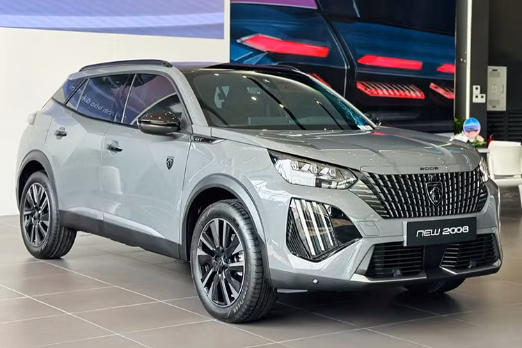 "Soi" cận cảnh Peugeot 2008 2025 từ 829 triệu đồng tại Việt Nam Peugeot 2008 2025 mới đây đã chính thức được giới thiệu tại các đại lý trên toàn quốc. Ở lần ra mắt này, THACO Auto phân phối hai phiên bản gồm Premium và GT, thay thế cho các biến thể Active và GT Line từ thế hệ cũ.