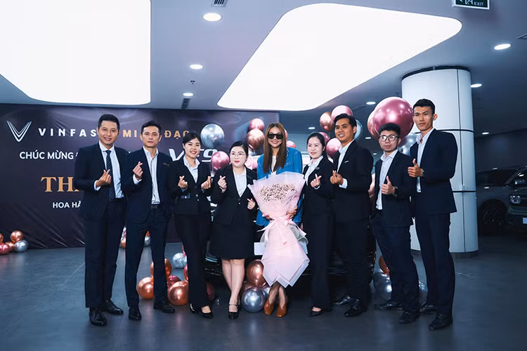 Sieu mau Thanh Hang tau SUV dien VinFast VF9 tien ty