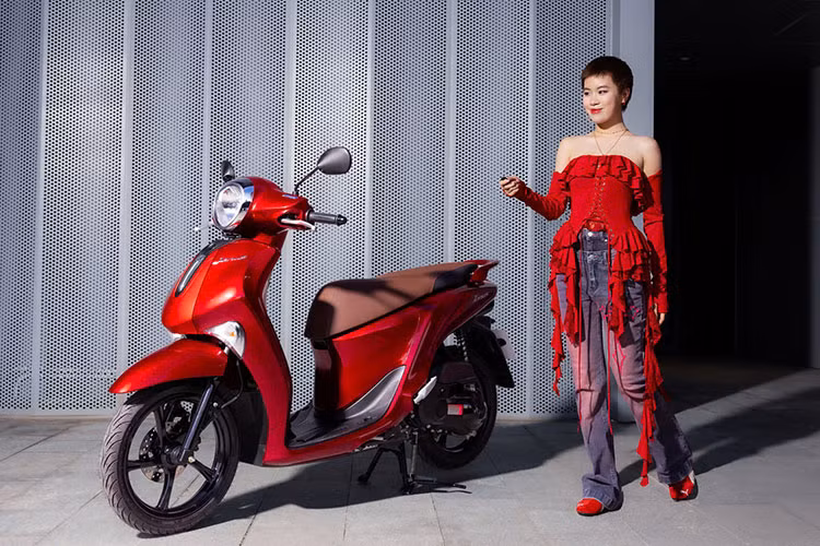 Rapper Pháo với Tiktoker Hoa Xù đọ phong cách với Yamaha Janus - Hình 4 Rapper Phao voi Tiktoker Hoa Xu do phong cach voi Yamaha Janus-Hinh-4