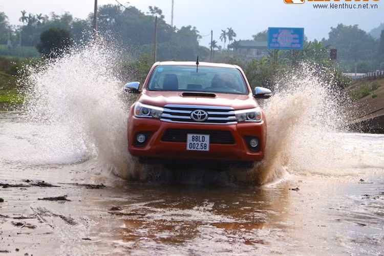 Top ôtô có khả năng lội nước tốt, "chấp" mưa lũ tại Việt Nam - Hình 8 Top oto co kha nang loi nuoc tot,