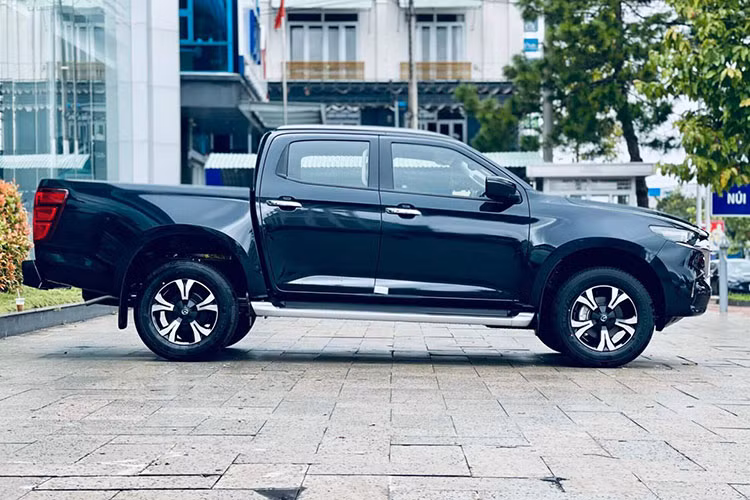 Top ôtô có khả năng lội nước tốt, "chấp" mưa lũ tại Việt Nam - Hình 13 Top oto co kha nang loi nuoc tot,