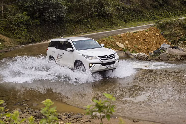 Top ôtô có khả năng lội nước tốt, "chấp" mưa lũ tại Việt Nam - Hình 6 Top oto co kha nang loi nuoc tot,