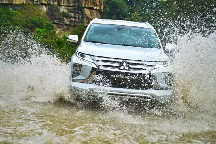 Top ôtô có khả năng lội nước tốt, "chấp" mưa lũ tại Việt Nam - Hình 2 Top oto co kha nang loi nuoc tot,