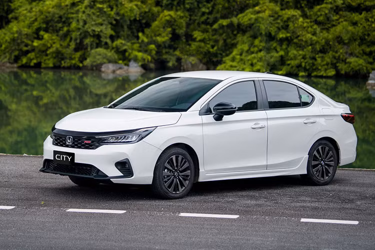 Honda City: 1.590 xe Mẫu sedan cỡ B nhà Honda bán ra 1.590 chiếc, gấp 3,8 lần so với tháng trước (421 chiếc) và đứng ở vị trí thứ 5 trong bảng xếp hạng. Cộng dồn trong 9 tháng đầu năm, có tất cả 6.071 xe City được bán ra thị trường và giảm 10% so với cùng kỳ năm trước. Hiện Honda City đang bán ra với 3 phiên bản (G, L và RS), giá dao động từ 559-609 triệu đồng.