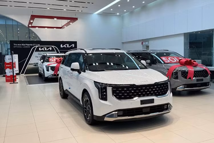 KIA Carnival: 1.023 xe Với doanh số 1.023 xe bán ra trong tháng 9, Kia Carnival đứng ở vị trí thứ 10 trong bảng xếp hạng. Tính doanh số từ đầu đến nay, đã có 4.276 xe Carnval được bán ra thị trường, tăng 13,9% so với cùng kỳ Mới đây, KIA Carnival vừa được THACO nâng cấp giữa vòng đời (facelift) với 4 phiên bản, cùng mức giá bàn từ 1,299-1,589 tỷ đồng, tăng khoảng 200 triệu so với bản cũ.