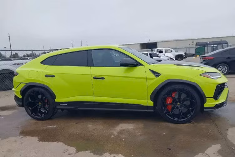 Lý do Lamborghini Urus Performante bạc tỷ mới tinh bán giá “sắt vụn”? - Hình 2 Ly do Lamborghini Urus Performante bac ty moi tinh ban gia “sat vun”?-Hinh-2