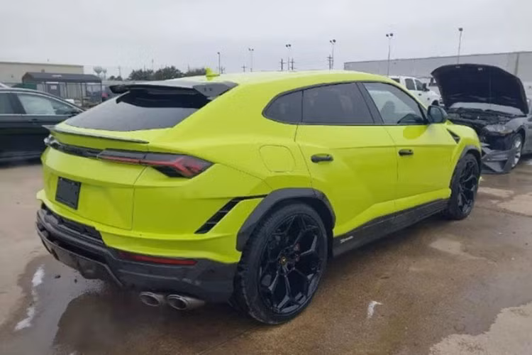 Lý do Lamborghini Urus Performante bạc tỷ mới tinh bán giá “sắt vụn”? - Hình 3 Ly do Lamborghini Urus Performante bac ty moi tinh ban gia “sat vun”?-Hinh-3