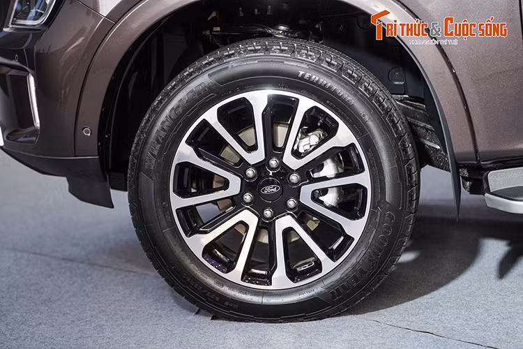 Can canh Ford Everest Platinum 2024 tai Viet Nam, hon 1,5 ty dong-Hinh-6