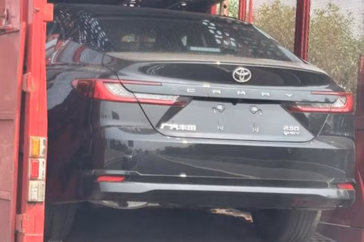 "Hàng nóng" Toyota Camry 2025 đầu tiên lộ diện tại Việt Nam.