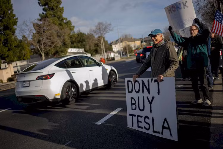 Tổng thống Donald Trump sẽ mua ôtô điện Tesla ủng hộ Elon Musk - Hình 3 Tong thong Donald Trump se mua oto dien Tesla ung ho Elon Musk-Hinh-3