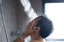 Chuyên gia cảnh báo không dùng nước vòi sen cũ để súc miệng
