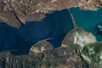 Dải đất kỳ lạ chia đôi hai hồ khác màu ở Patagonia
