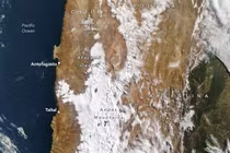 Hiện tượng hiếm gặp, tuyết phủ trắng sa mạc Atacama ở Chile